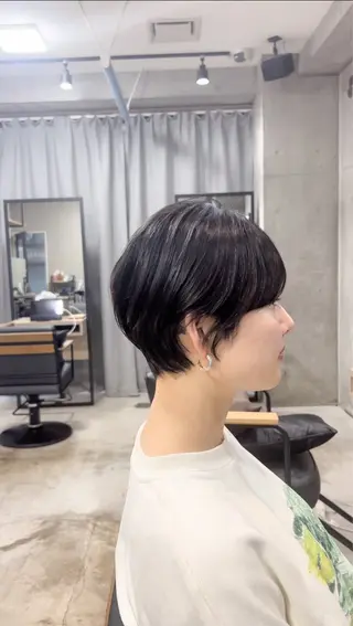 ショート バタフライレイヤー/ ニシトモユキのヘアスタイル