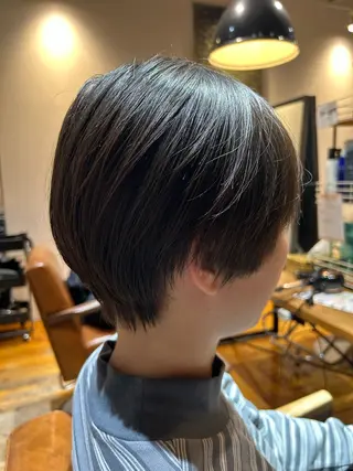 ショート 🎨艶感ニュアンス カラー🐬櫻井海星のヘアスタイル