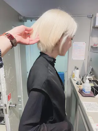 ショート カラー ハイトーン×レイヤー カットTAKUMIのヘアスタイル