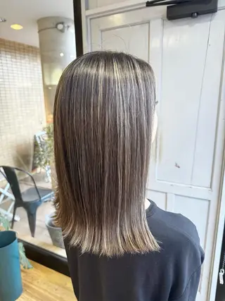 ロング カラー ツキダテ ユイのヘアスタイル