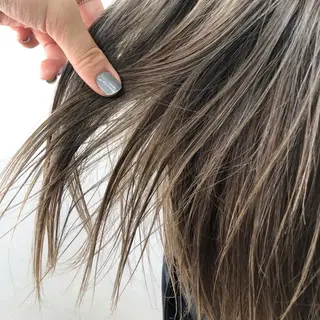 ミディアム カラー ブリーチカラーレイヤ ーカット🦋annaのヘアスタイル