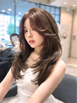 セミロング DEAN ISLA ハイトーンカラーのヘアスタイル