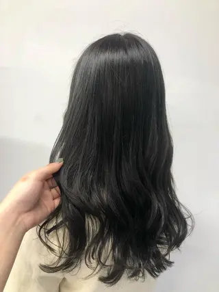 ロング 寒色/ベージュヘア ブリーチありMiOのヘアスタイル