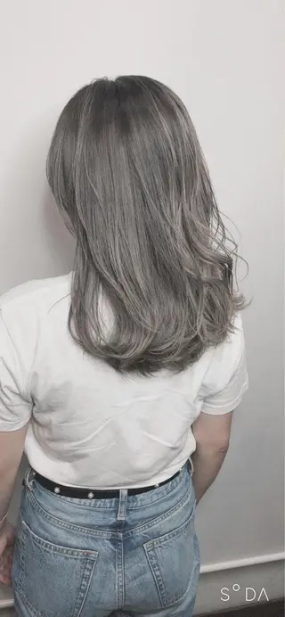 ミディアム カラー NINE+/代表 ブリーチ特化型サロンのヘアスタイル