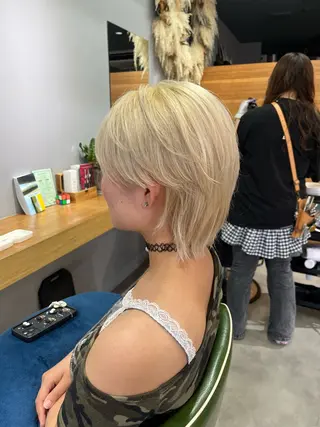 ショート カラー 透明感ハイトーン🦄 キラ🌈のヘアスタイル