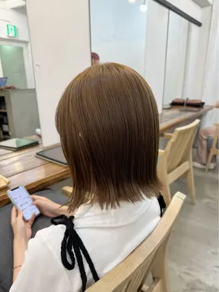 ミディアム 顔まわりレイヤー 透明感カラー🩵🩵のヘアスタイル
