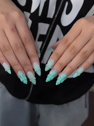 カラー estrela 🍑のネイルデザイン