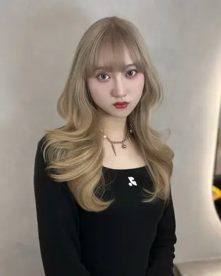 ロング ハイトーン デザインカラーのヘアスタイル