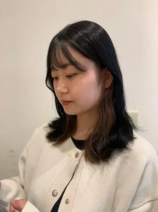 ミディアム om's poka 伊藤百花のヘアスタイル