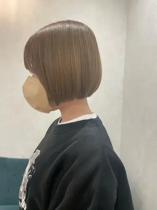 ショート 透明感オリーブ🫒/ ブリーチなしWカラーのヘアスタイル