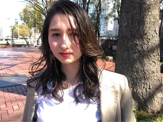 ミディアム カラー 位田 結実のヘアスタイル