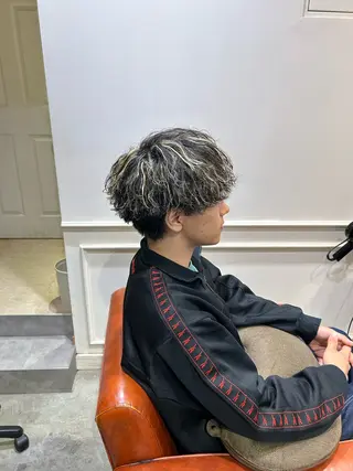 ショート カラー パーマ 新谷 虎太郎のヘアスタイル