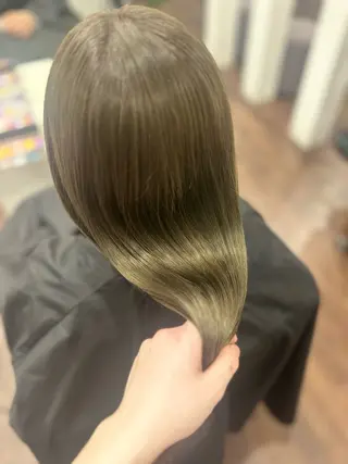 ロング カラー ヘアアレンジ 🤍 minaのヘアスタイル