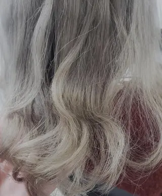 セミロング 艶髪/オリーブ系/ 肌が綺麗に見えるお色のヘアスタイル