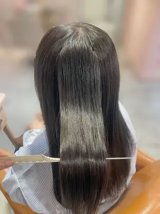 ロング 髪質改善／巻けるスト レート AYAKAのヘアスタイル