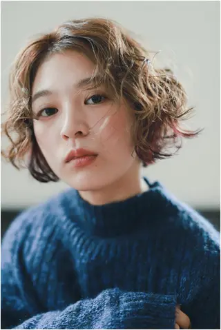 ショート カラー くるくるパーマ aikoのヘアスタイル