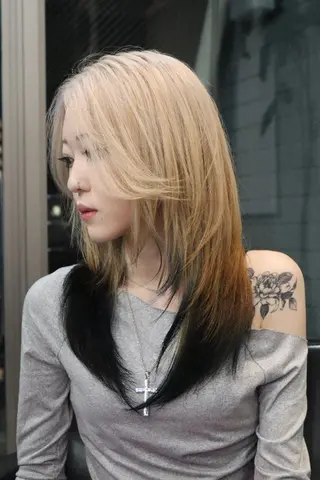 カラー ロング 佐藤 郁のヘアスタイル