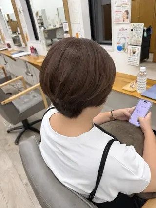 ショート ちほ/顔周りレイヤー /ベージュカラーのヘアスタイル
