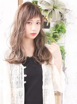カラー 鮮やかカラーと艶髪 美容師を目指すモリーのヘアスタイル