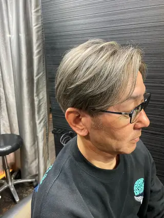 ショート カラー 山本 雅由のヘアスタイル