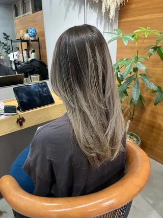 セミロング カラー 透明感ハイトーン🦄 キラ🌈のヘアスタイル