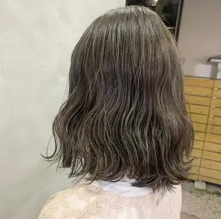 セミロング wakana/ 柔らかベージュカラーのヘアスタイル
