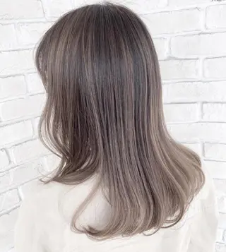 ロング あやか 白髪ぼかしハイライトのヘアスタイル