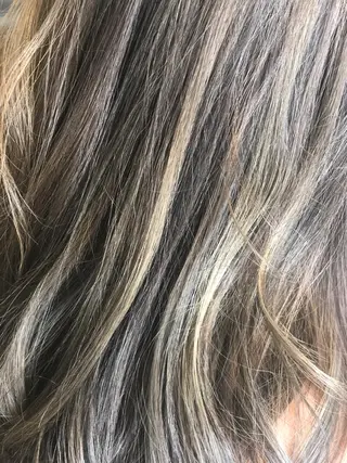 ロング カラー 鶴見 和美のヘアスタイル