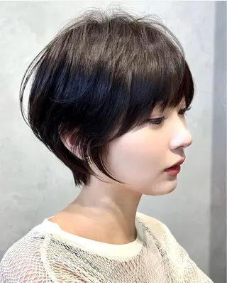 ショート バタフライレイヤー/ ニシトモユキのヘアスタイル
