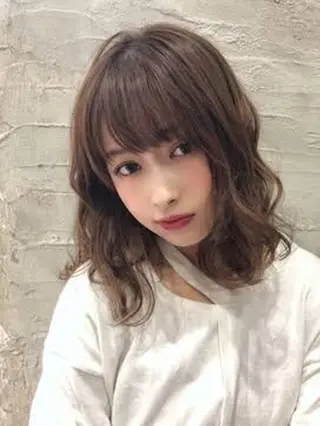 セミロング 佐々木 綾のヘアスタイル