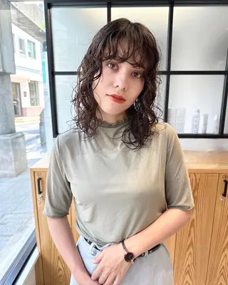 ミディアム パーマ hollo 原宿のヘアスタイル