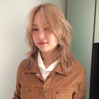ミディアム 栄/レイヤーカット/ ベージュカラー/モモのヘアスタイル