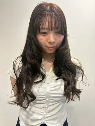 ロング カラー ヨシノ マナウのヘアスタイル