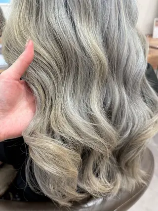 ロング カラー 鈴木 陽菜のヘアスタイル