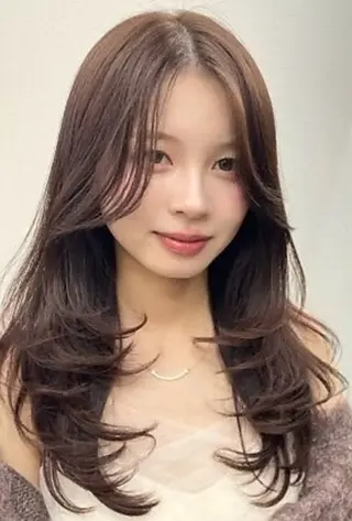 ロング 白岩 実華のヘアスタイル