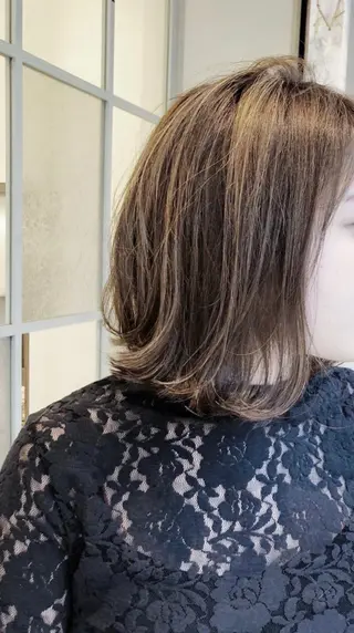 ミディアム カラー 松下 輝璃のヘアスタイル