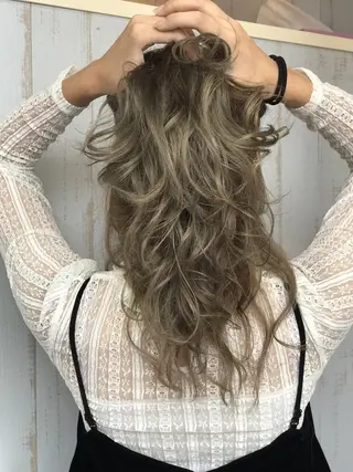セミロング カラー パーマ ヘアアレンジ 大阪レミーエクステ チビ編み込みのヘアスタイル