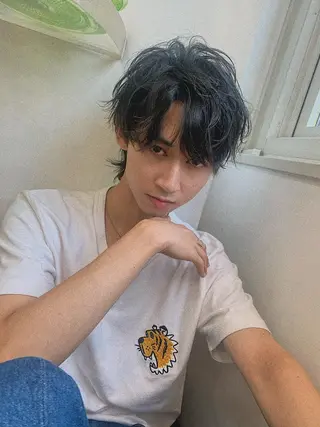 ミディアム パーマ メンズ 三矢 ちなつのヘアスタイル