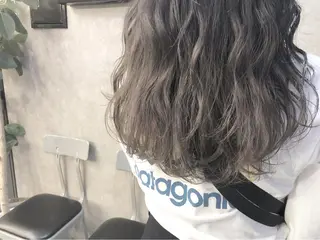 セミロング パーマ 顔周りレイヤーカット ブリーチminamiのヘアスタイル