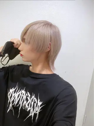 ミディアム 渡部凌我 小顔ウルフ ハイトーンカラーのヘアスタイル