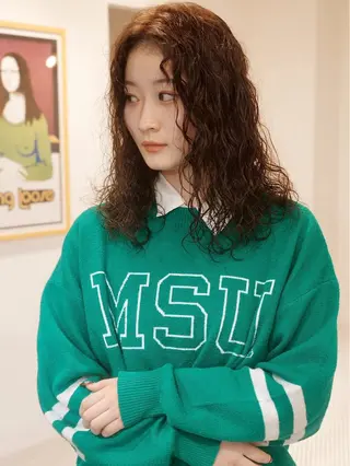 ミディアム カラー パーマ (h)wim ウィムのヘアスタイル