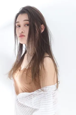 ロング REVE 美容室のヘアスタイル