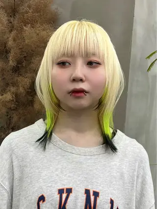 ミディアム カラー イツク ⚡️ ルーツ/ハイトーンのヘアスタイル