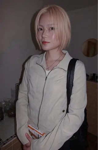 ショート カラー 顔周りレイヤーカット ブリーチminamiのヘアスタイル