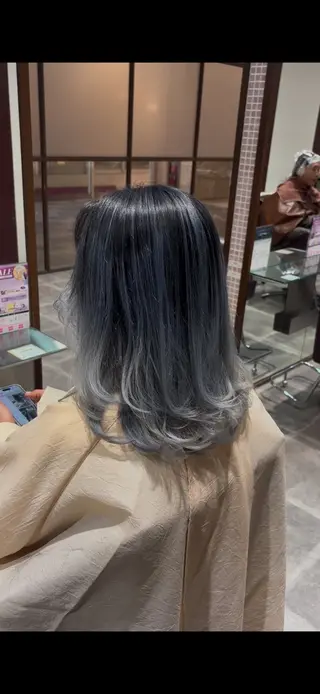 ミディアム カラー 🌟心斎橋レイヤー 艶ハイトーン/ウルフのヘアスタイル