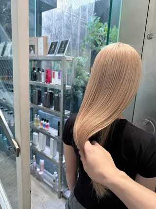 ロング カラー ケアブリーチ レイヤーカットのヘアスタイル