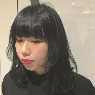 ミディアム カラー 荒木 依莉亜のヘアスタイル
