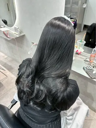 ロング モデル支持率Ｎｏ．1 透明感グレージュのヘアスタイル