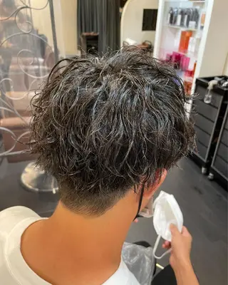 ミディアム パーマ メンズ 西宮ハイトーンカラー ひらり💜のヘアスタイル