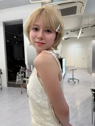 ミディアム カラー TATSUハイトーン ミルクティーベージュのヘアスタイル